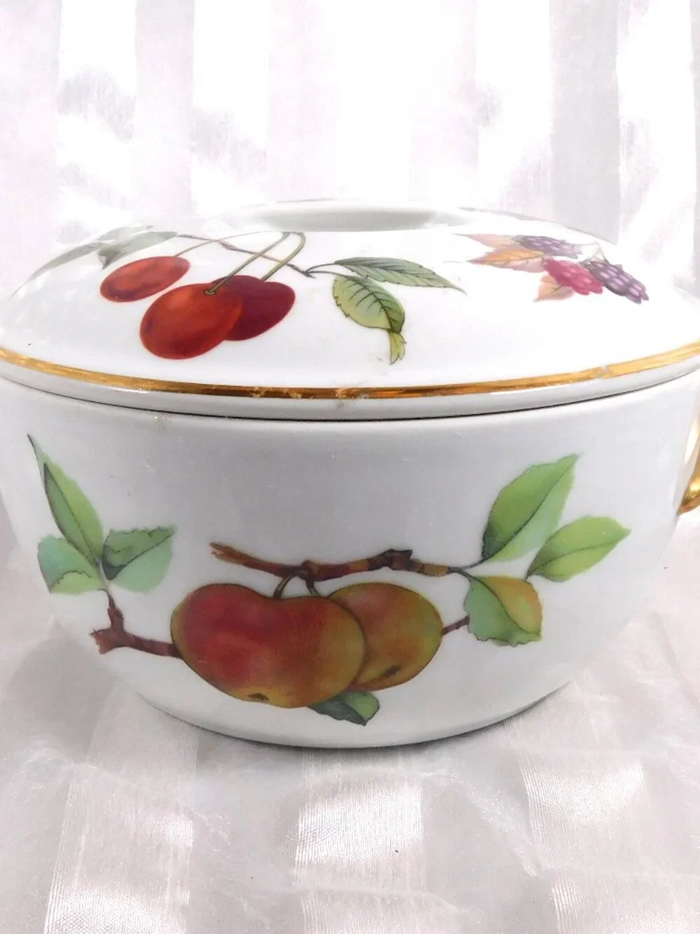 Royal Worcester Round Entrée Dish and Lid in Evesham Gold # 26290